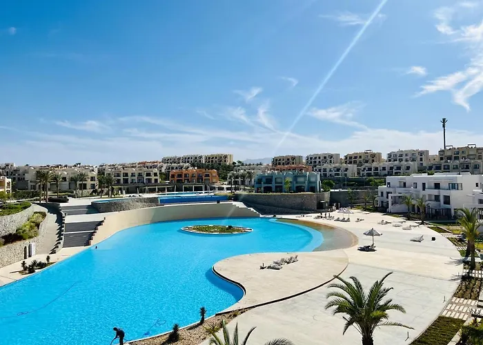 Makadi Heights Luxury 1-br App With Garden & Lagoon View شقة *