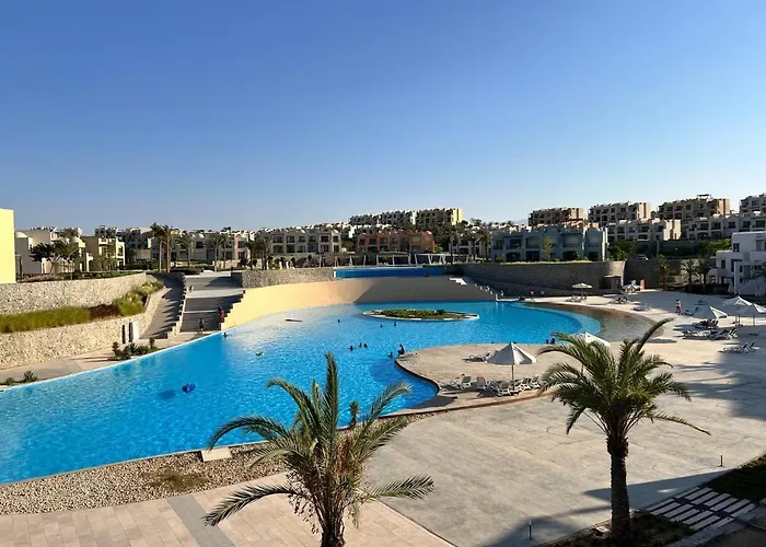 Makadi Heights Luxury 1-br App With Garden & Lagoon View شقة